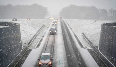 De N381 tussen Beilen en Appelscha kleurde wit.