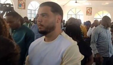 Leijdekkers tijdens een kerkdienst in Sierra Leone (beeld: Facebook First Lady Fatima Maada Bio).