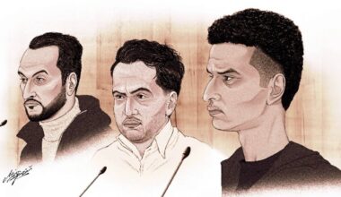 Adil A. (links), Moshtag B. (midden) en rechts Ilyas B. (rechtbanktekening: Adrien Sanziani).