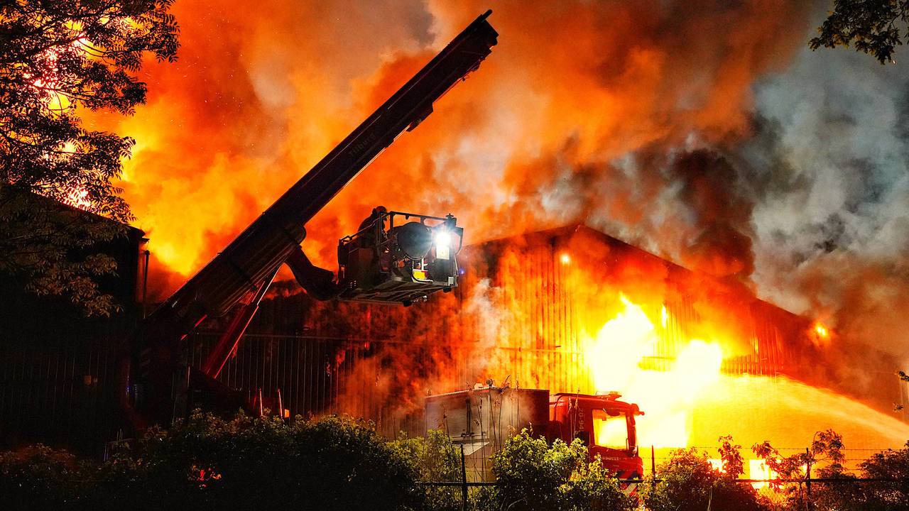 De brand bij de leerlooierij in mei (Foto: Jeroen Stuve / Persbureau Heitink.)