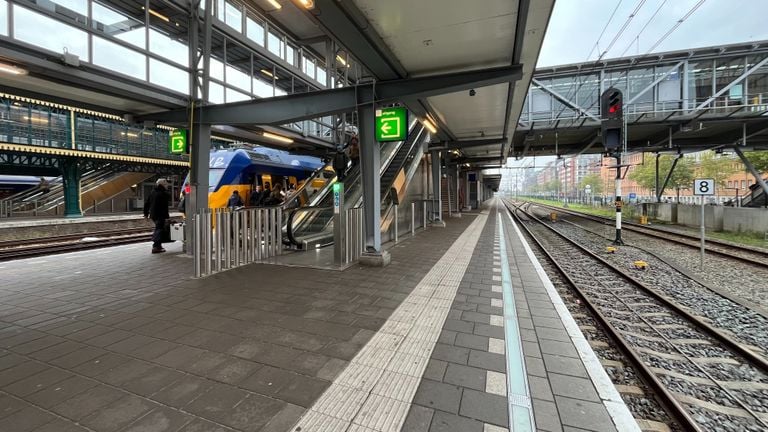 De smalste perrons (6 en 7) zijn veel te klein voor het aantal reizigers (foto: Megan Hanegraaf).