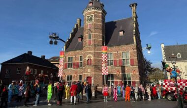 Brabantse vlaggen voor het stadhuis van Gennep (foto: L1).