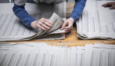 Opnieuw stemmen tellen in Altena (foto: ANP).