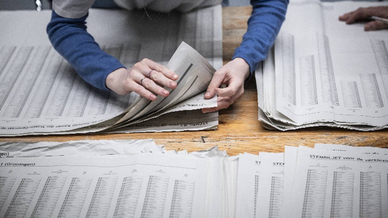 Opnieuw stemmen tellen in Altena (foto: ANP).