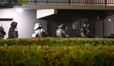 Leden van een arrestatieteam maken zich klaar een flatwoning binnen te vallen (foto: Persbureau Heitink).