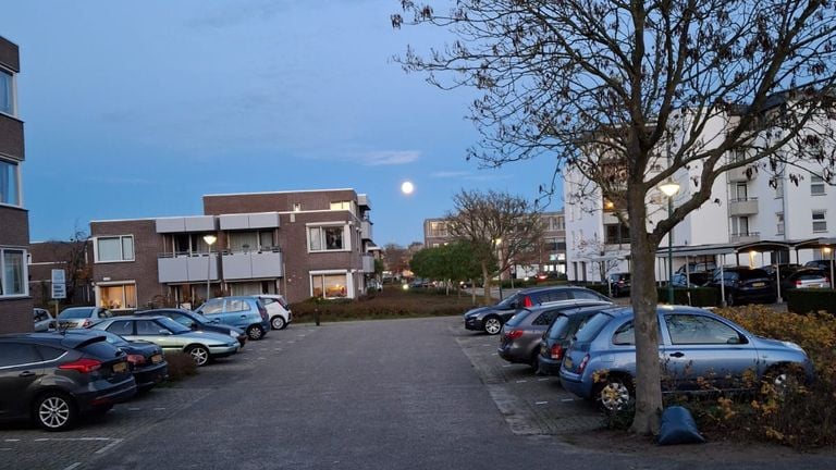 In Boxmeer was de maan ook vroeg te zien (foto: Peter Janssen).