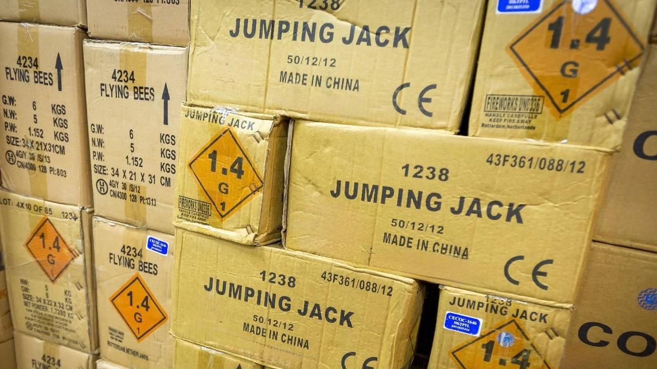 Vuurwerk in een opslag (archieffoto ANP).