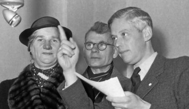 Presentator Frits Thors (r) wijst twee gasten op de microfoon (foto: Nationaal Archief)