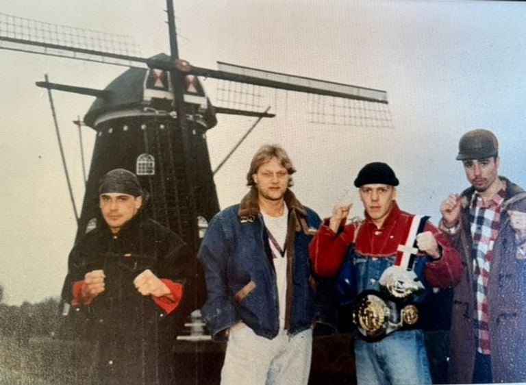 Vlnr: Bas Rutten, Cor Hemmers en zijn stiefzoons Ramon en Carlo Dekkers bij de molen in Zevenbergen (foto: Cor Hemmers). 