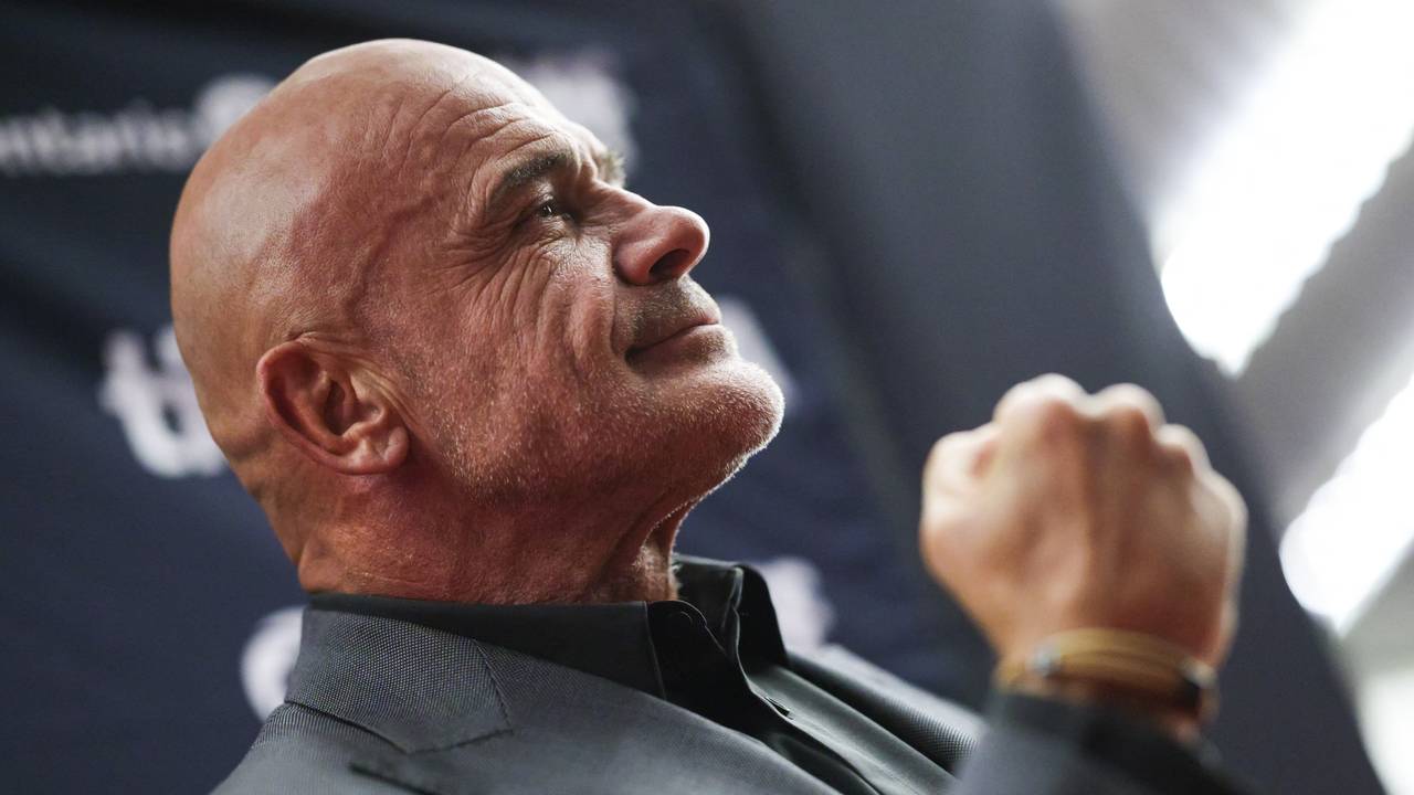 Vlnr: Bas Rutten, Cor Hemmers en zijn stiefzoons Ramon en Carlo Dekkers bij de molen in Zevenbergen (foto: Cor Hemmers).