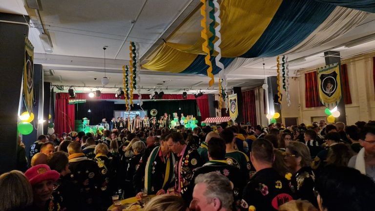 Het is druk, iedereen wil weten wie de nieuwe Hoogheid wordt (foto: Tom Berkers).