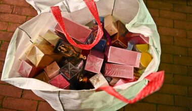 Deze parfums wilden de inbrekers meenemen (foto: Rico Vogels/Persbureau Heitink).