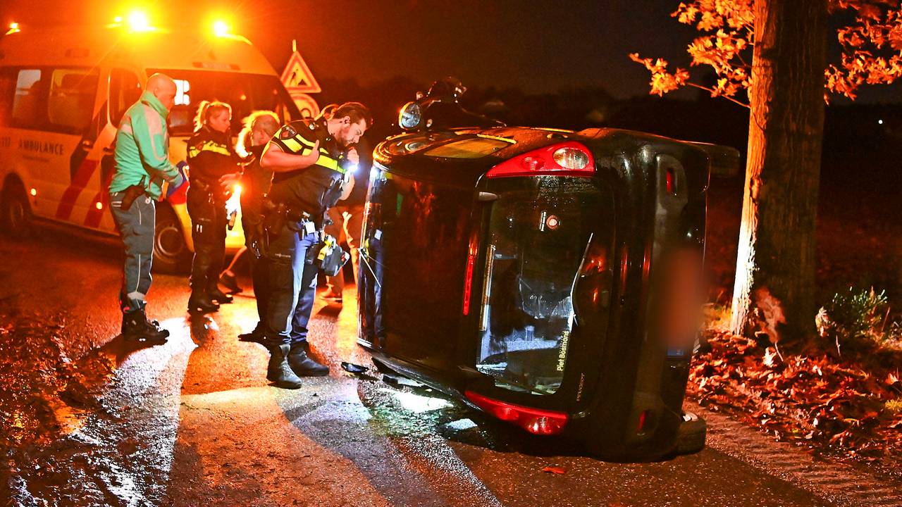 De auto in Riethoven eindigde op zijn kant (foto: Rico Vogels/Persbureau Heitink).