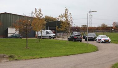 De politie bezig met een inval in Noordhoek (foto: Christian Traets/Persbureau Heitink).
