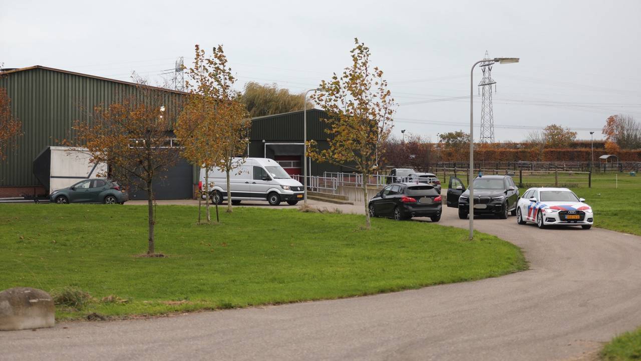 De politie bezig met een inval in Noordhoek (foto: Christian Traets/Persbureau Heitink).
