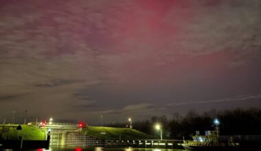 Het noorderlicht dinsdagnacht bij de sluis in Empel (foto: l.sea_photography)