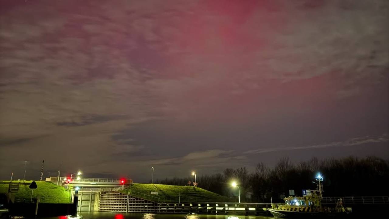 Het noorderlicht dinsdagnacht bij de sluis in Empel (foto: l.sea_photography)