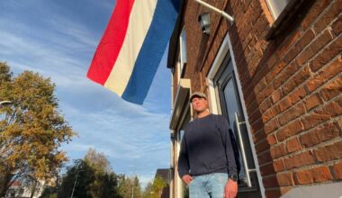 Wim Hollemans bij zijn huis in Moerdijk. (Foto: Omroep Brabant)