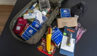 Een voorbeeld van een noodpakket (foto: ANP).