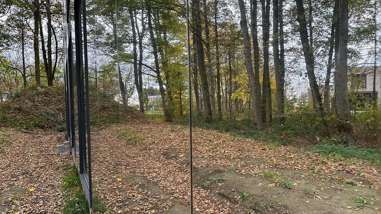 De spiegelende laag op de gevels (foto: Rogier van Son). 