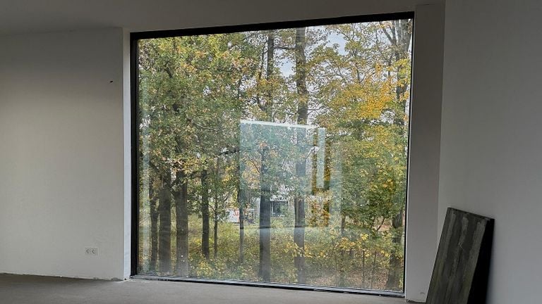 Met de grote ramen moet het lijken alsof je in de bomen woont (foto: Rogier van Son).