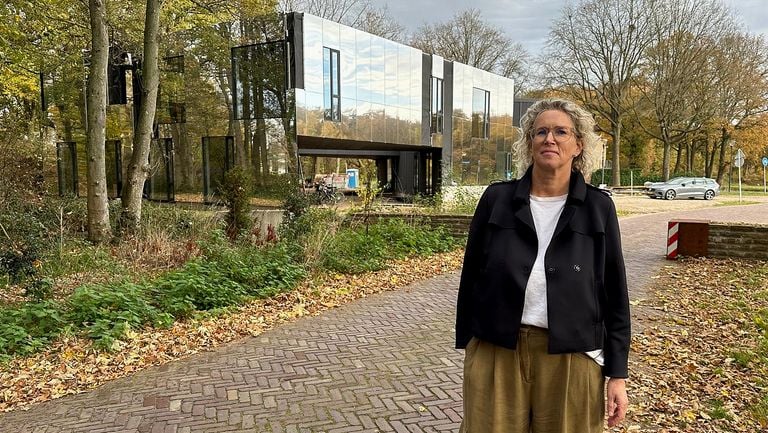 Architect Marlies bij de door haar ontworpen spiegelvilla (foto: Rogier van Son).