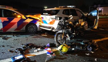Bij het ongeluk raakten meerdere agenten gewond (foto: Persbureau Heitink).