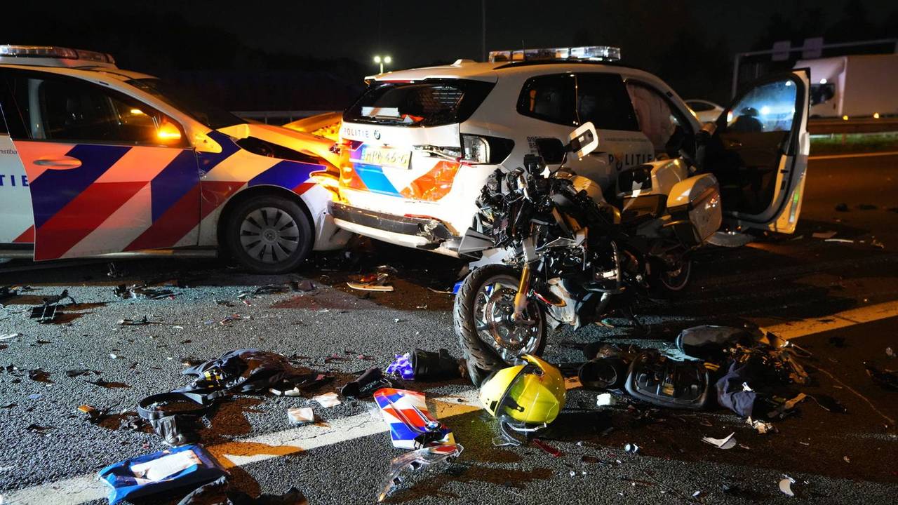 Bij het ongeluk raakten meerdere agenten gewond (foto: Persbureau Heitink).