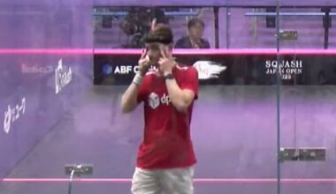 Squasher Rowan Damming tijdens de wedstrijd een beledigend gebaar door speetogen te maken (Foto: Omroep Brabant)