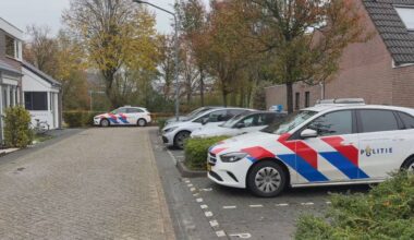 De politie is zaterdag nog steeds aanwezig (Foto: Omroep Brabant)