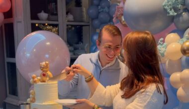 Jan en Danique snijden samen de taart aan (foto: Instagram Mariska Bauer).