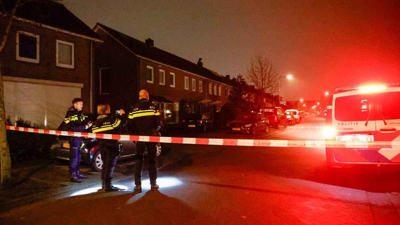 na de vondst vand e gewonde man werd een deel van de Pater Bleijsstraat in Oss afgezet (foto: Persbureau Heitink).