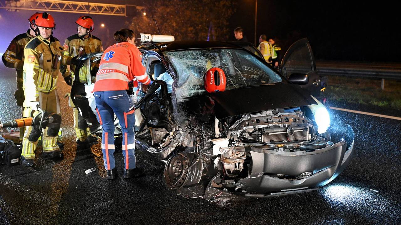 De schade die ontstond bij de aanrijdingen op de A58 is groot (foto: Toby de Kort/Persbureau Heitink).