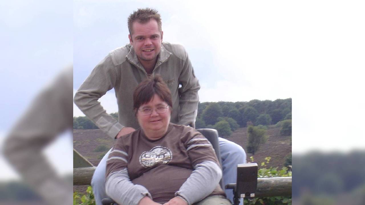 Twan en zijn moeder Hannie (foto: Twan Mensen).
