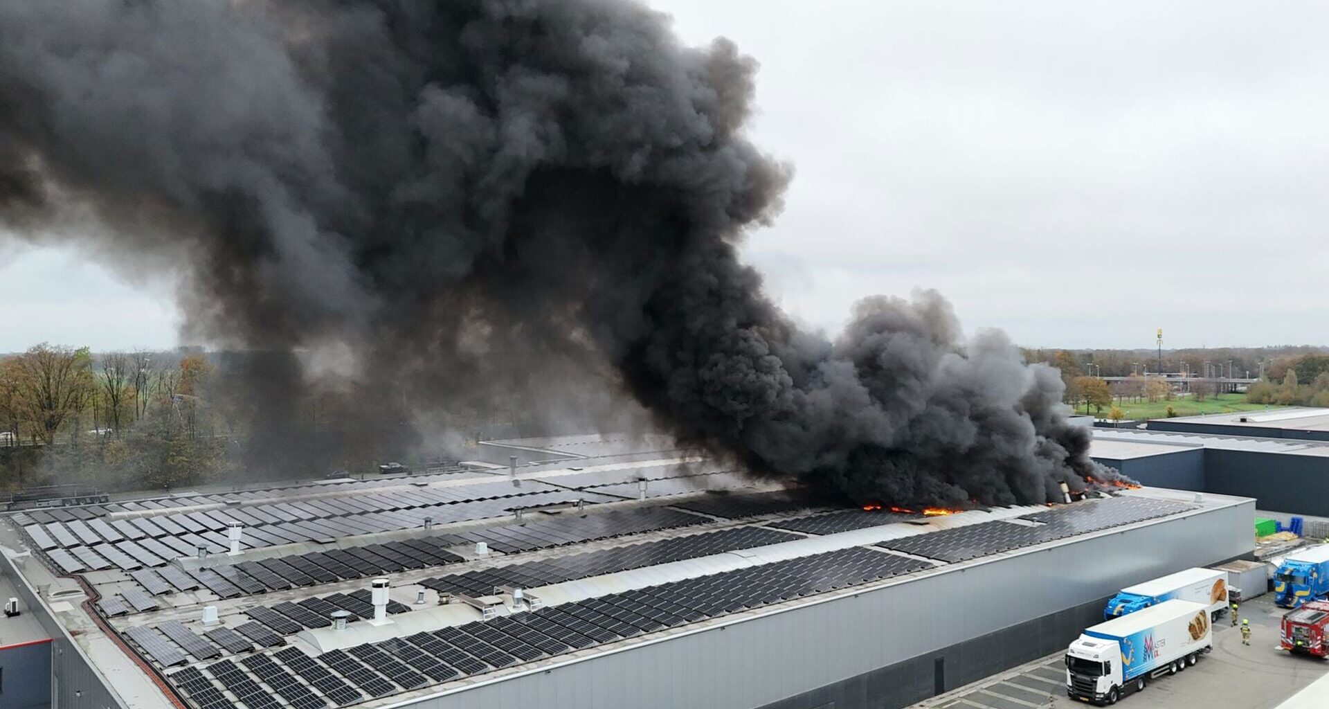 Brandweer urenlang druk met grote brand bij bedrijf op Harselaar (update) - Barneveldse Krant