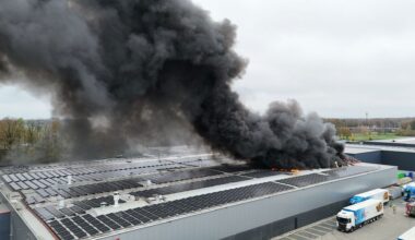 Brandweer urenlang druk met grote brand bij bedrijf op Harselaar (update) - Barneveldse Krant