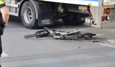 Fietser zwaargewond na ongeluk met vrachtwagen - Omroep West