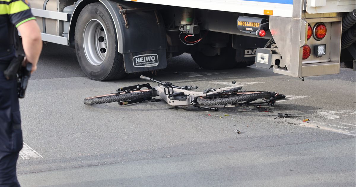 Fietser zwaargewond na ongeluk met vrachtwagen - Omroep West