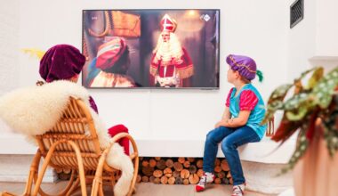 Kinderen kijken naar het Sinterklaasjournaal