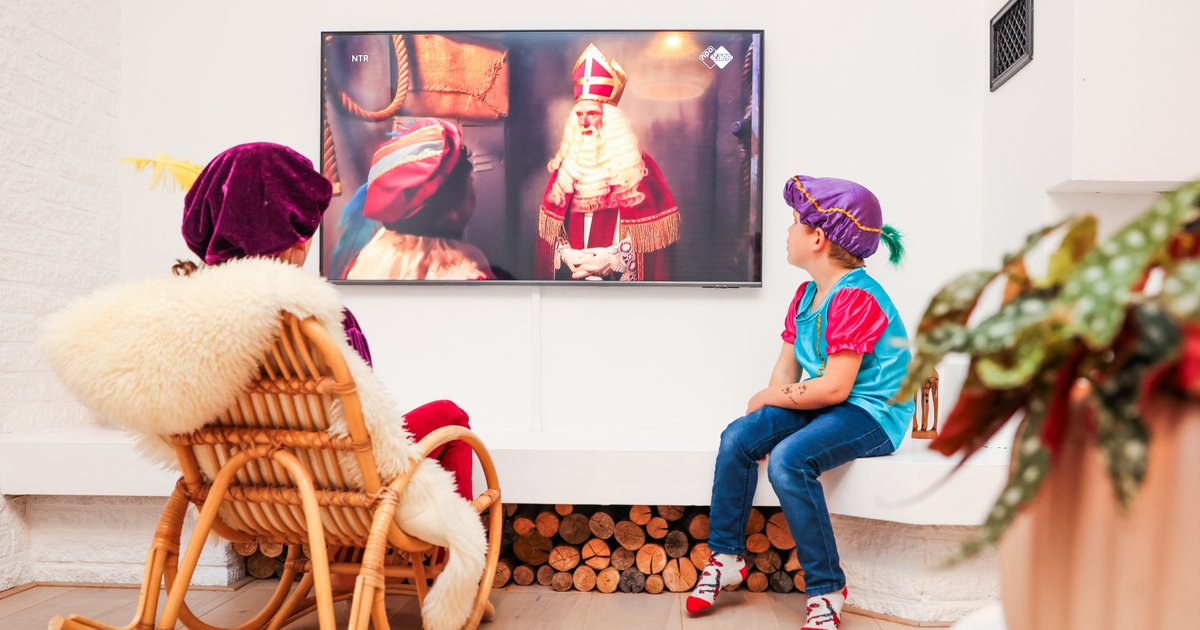 Kinderen kijken naar het Sinterklaasjournaal