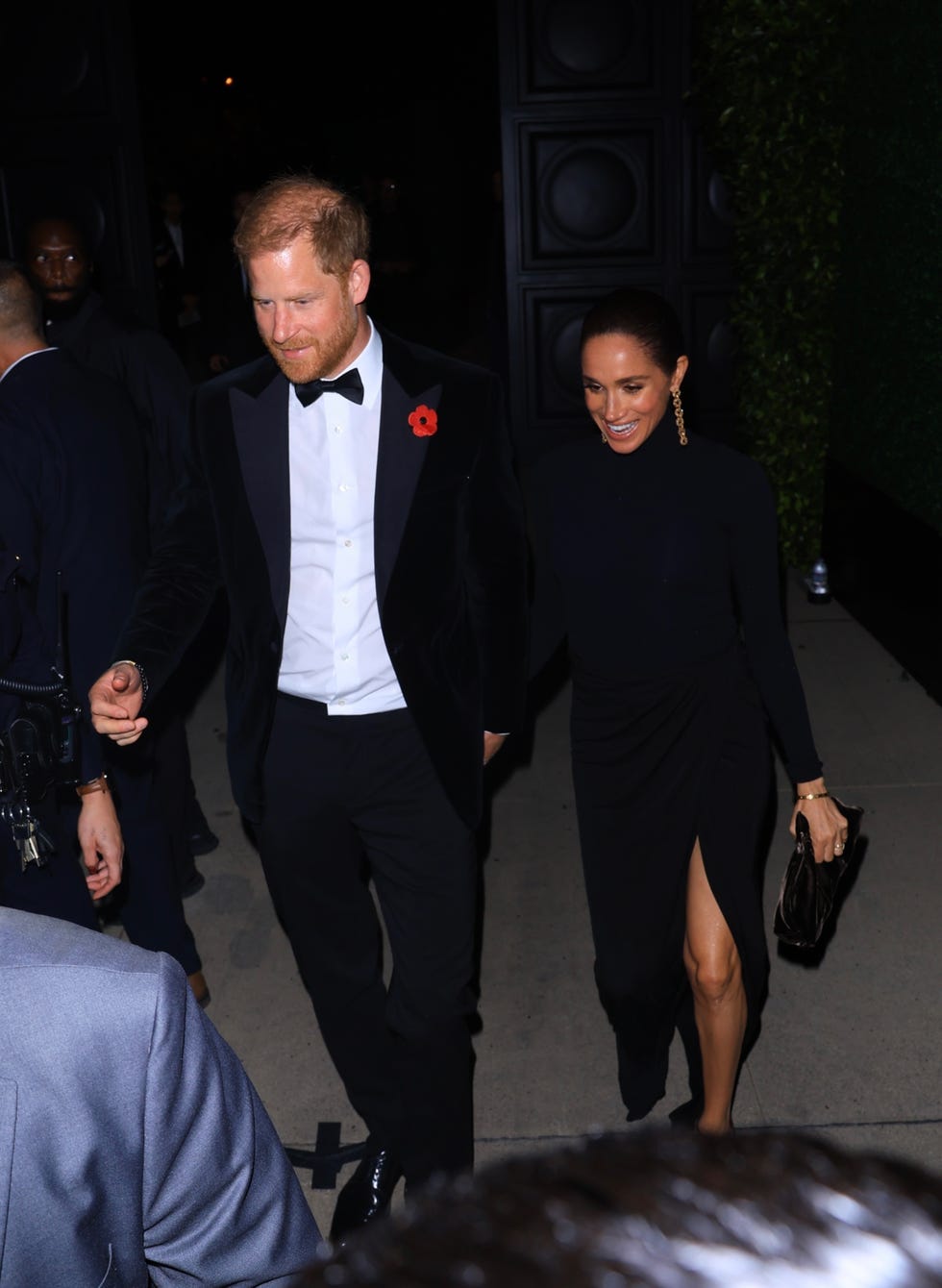 prins harry en meghan markle komen in avondkleding en hand in hand aan bij het feest van kris jenner in het huis van jeff bezos