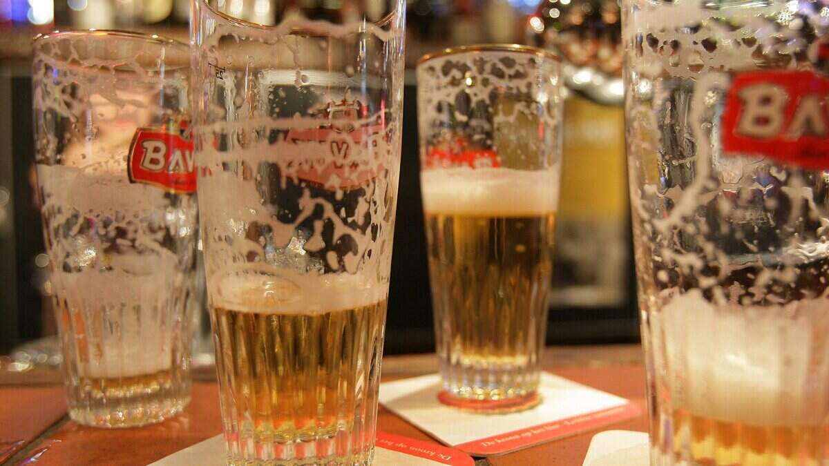 Politie opent onderzoek naar Gentse cafébaas die in gezicht van klant plast