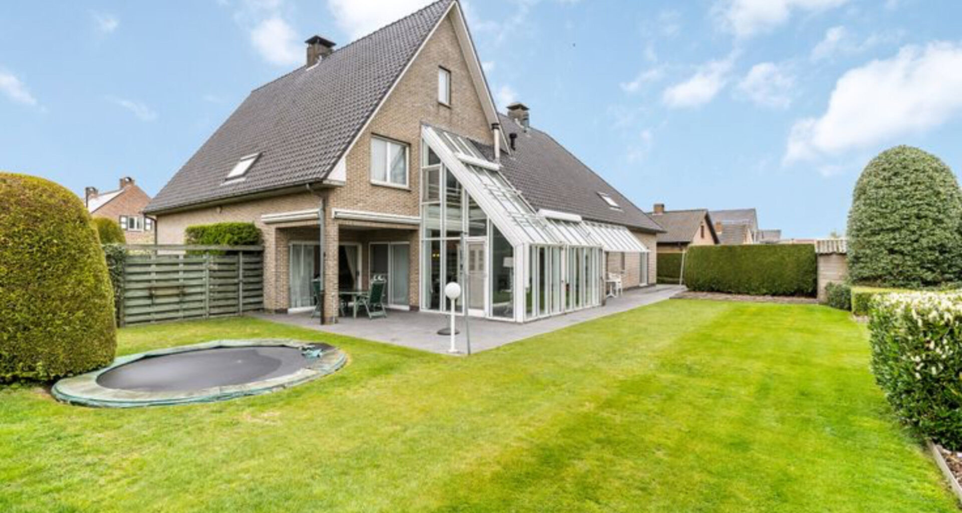 Binnenkijken in de nieuwe villa van Roy Donders in België