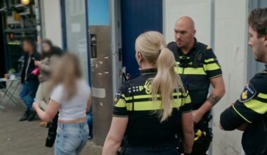 Kijkers onder de indruk van engelengeduld van agenten in Bureau Utrecht