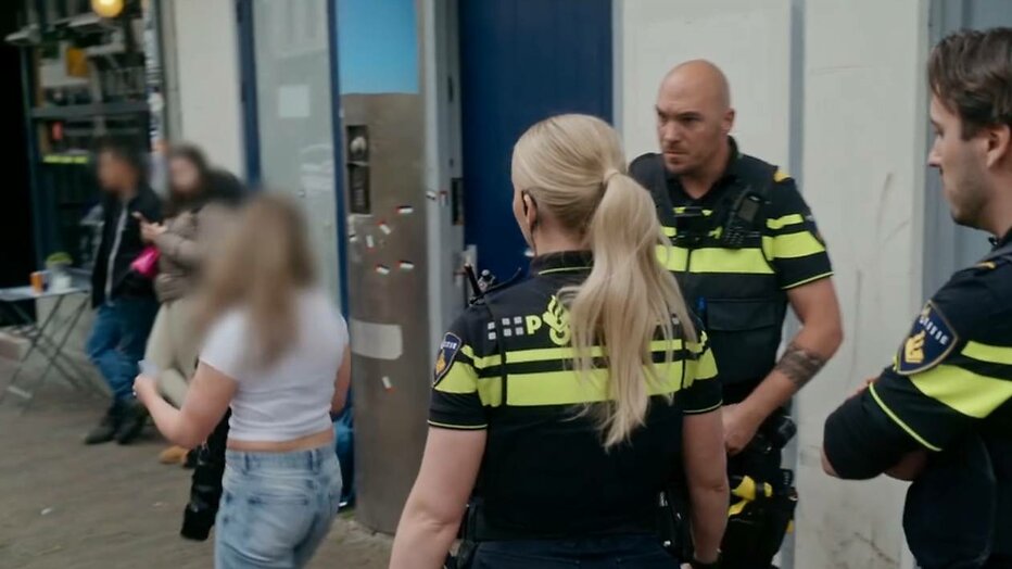 Kijkers onder de indruk van engelengeduld van agenten in Bureau Utrecht