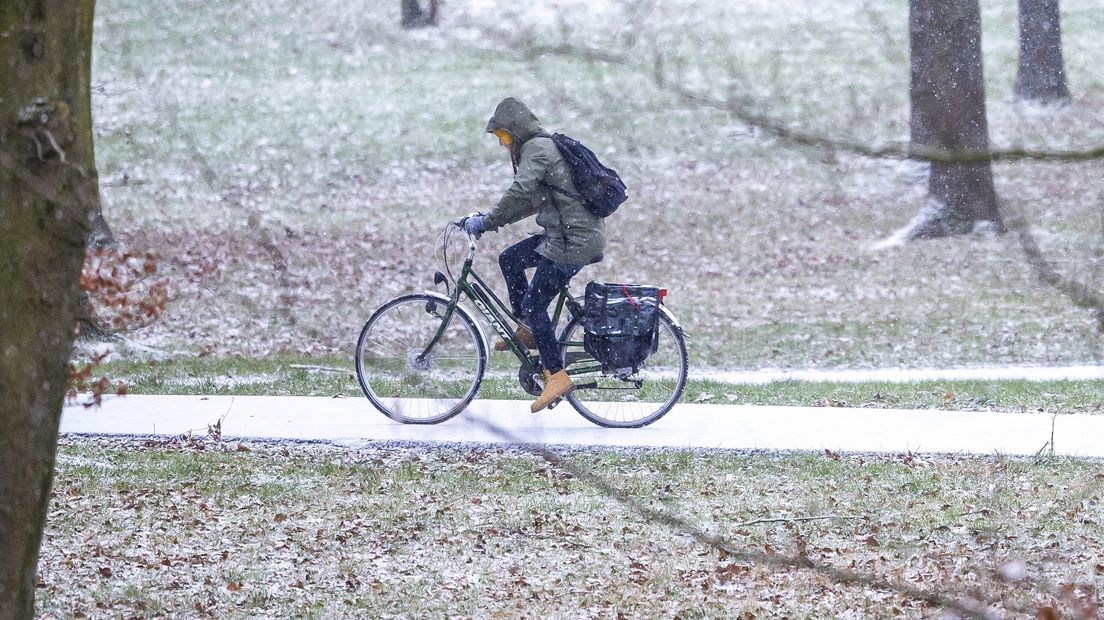 Een fietser in winterweer