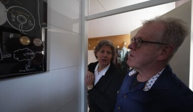 Gouden plaat voor 'Busje komt zo' op het toilet: 'Hier komen nog eens mensen'