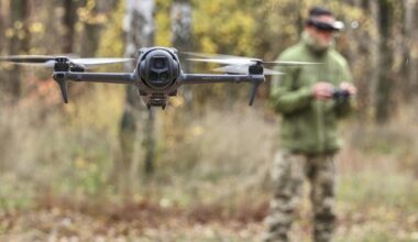 Een militair die een drone bestuurt