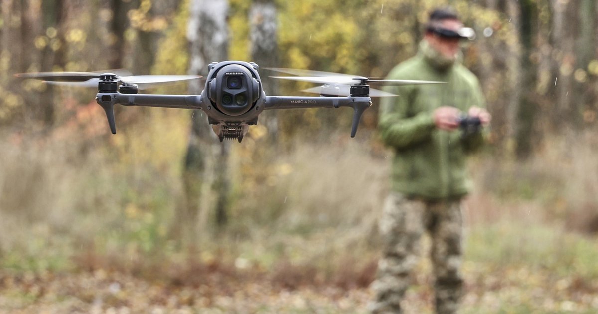 Een militair die een drone bestuurt