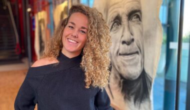 'De ziel is voelbaar': levensgrote houtskoolportretten in theater Steenwijk